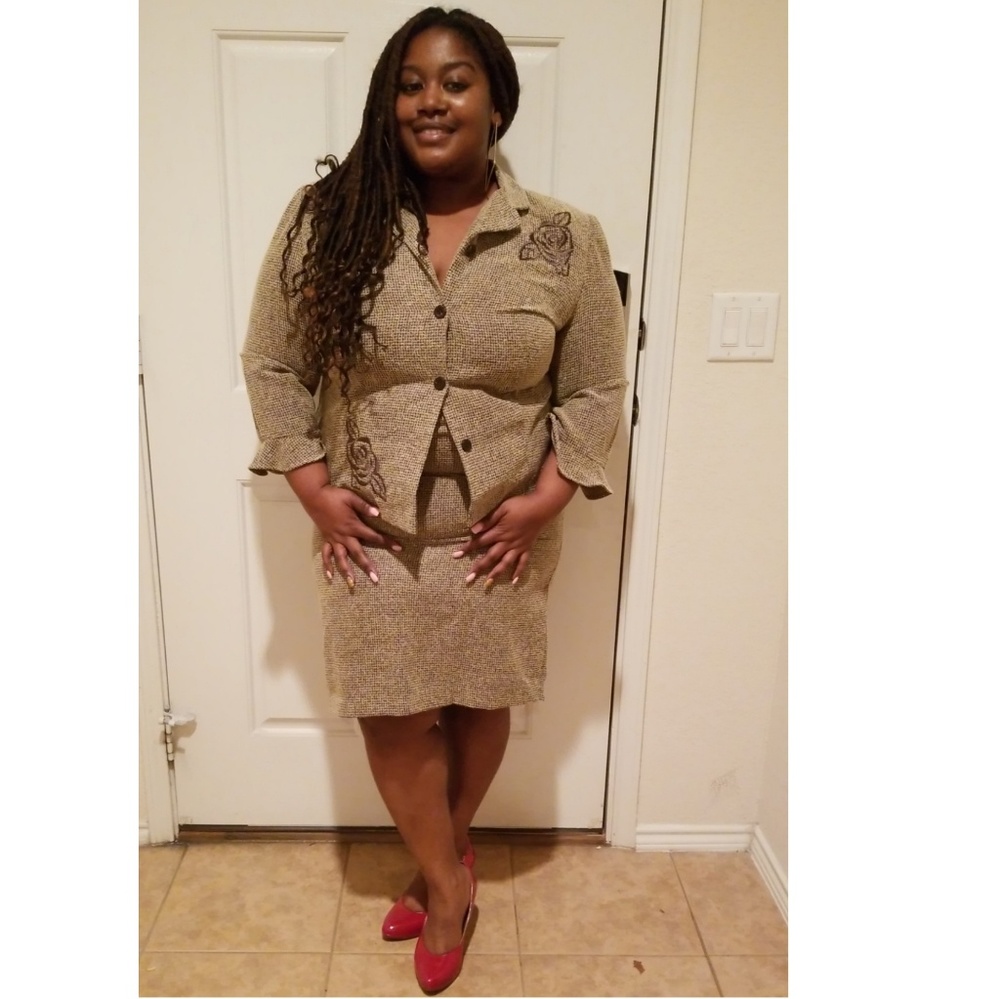 Plus Size 2-Piece Blazer/Skirt Suitw/Rose detail